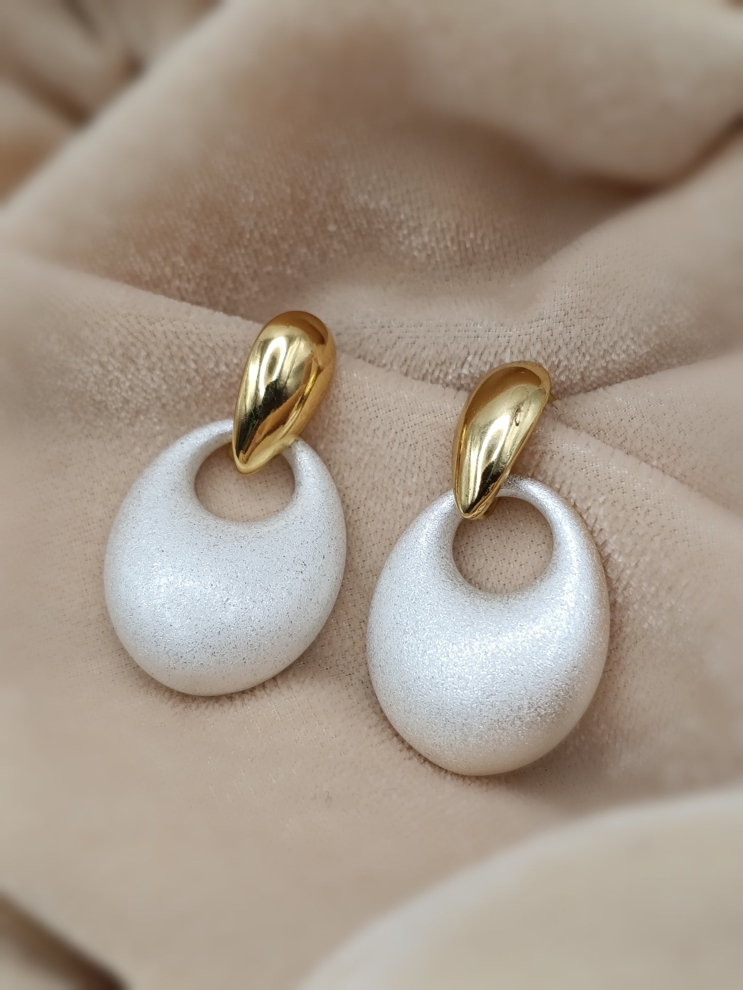 Gold Plated_Chunky White Oval Drop Earrings Set
