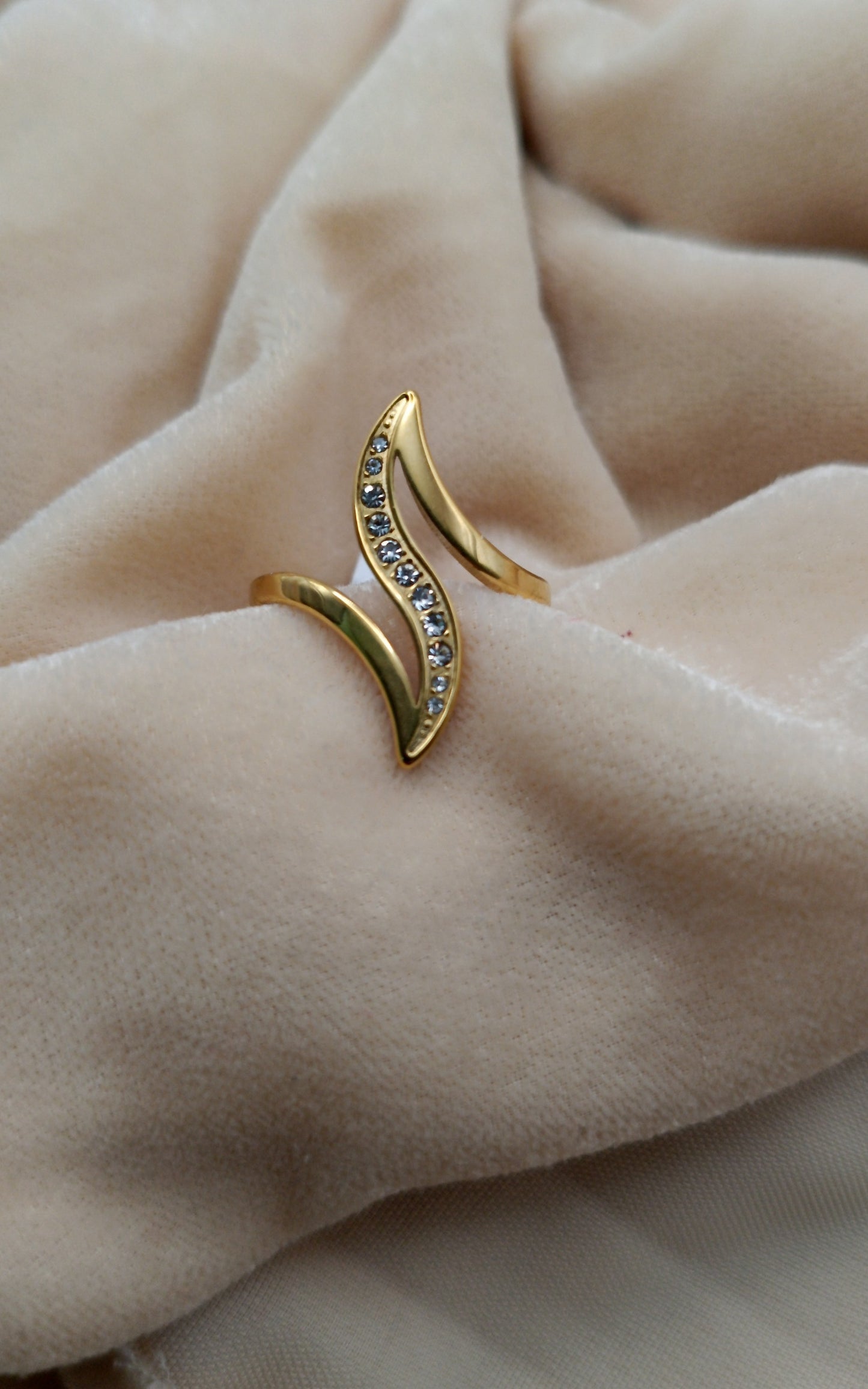 Anti Tarnish_Gold Plated Diamond Stone Wave Ring