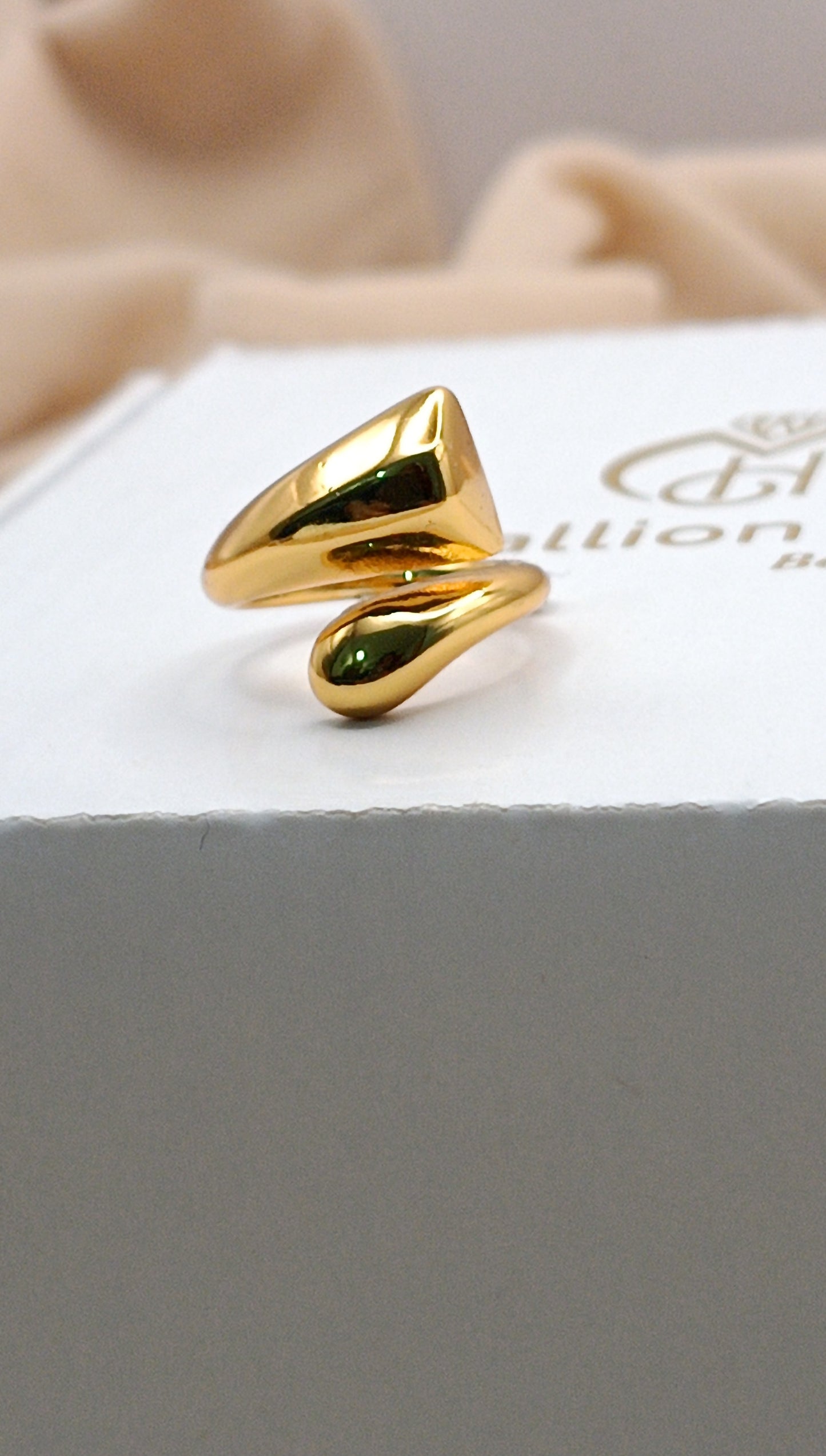 Anti Tarnish_Chunky Golden Knot Ring