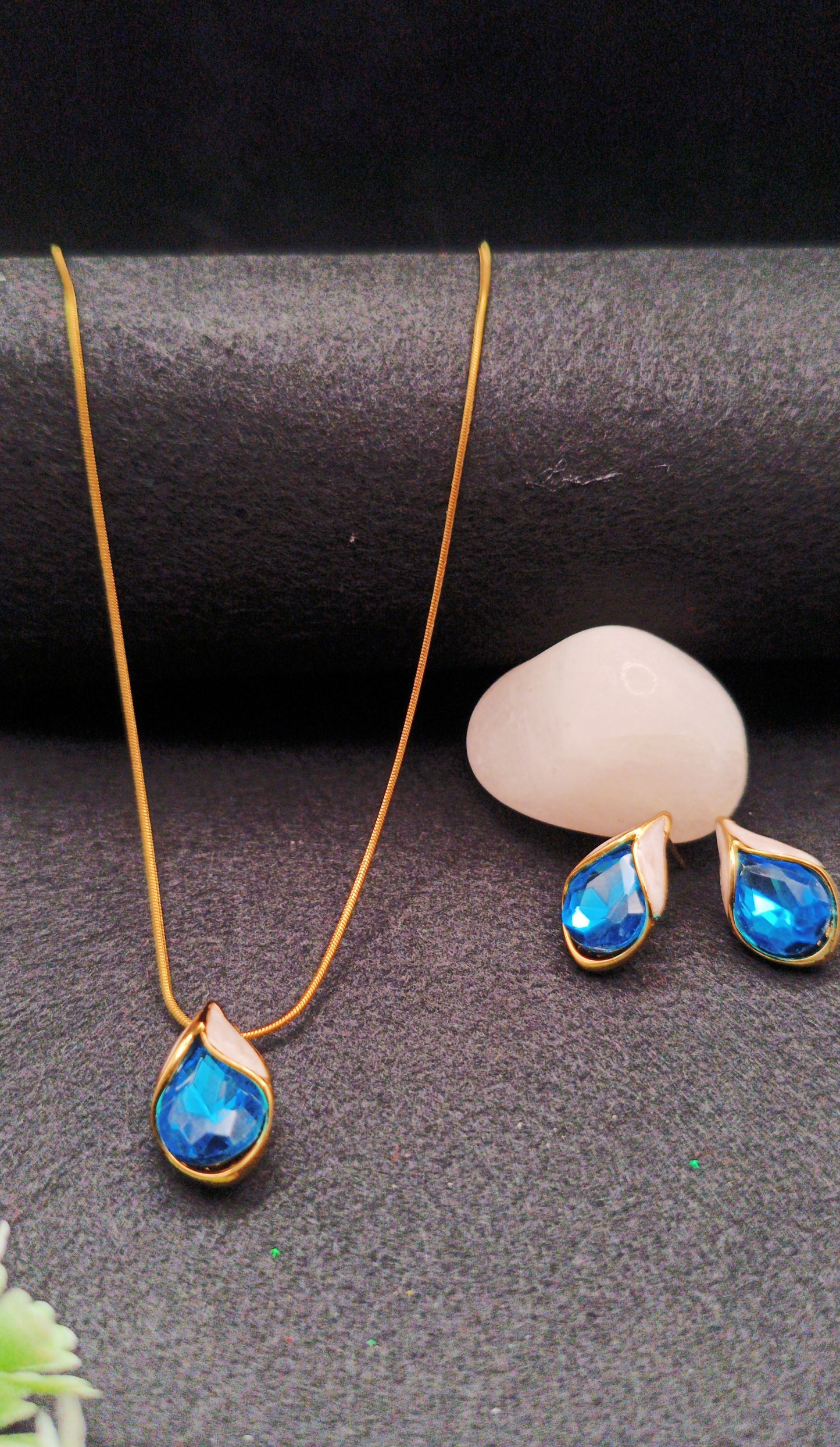 Anti Tarnish_Teardrop-Shaped Blue Stones Necklace Set