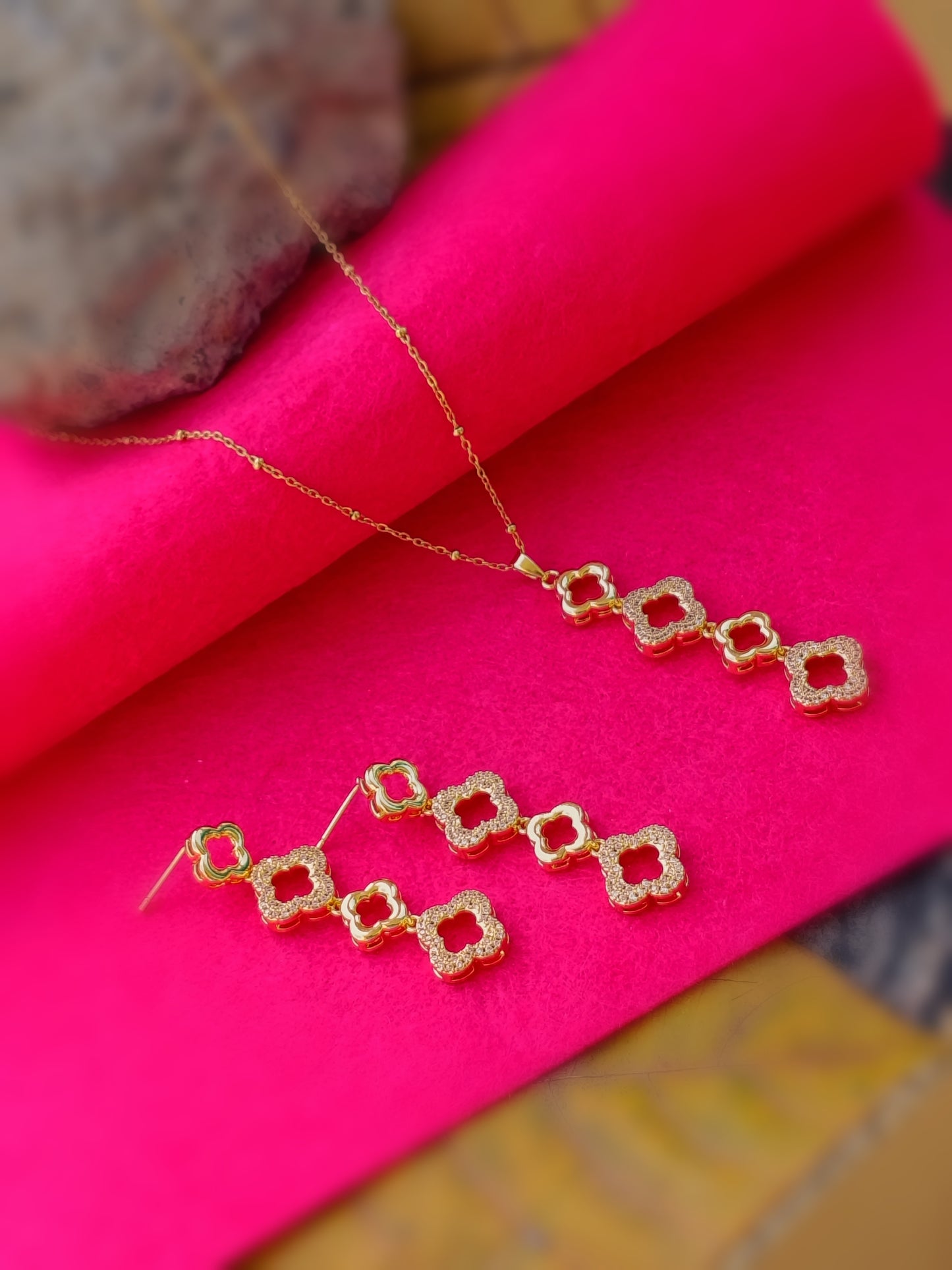 Anti Tarnish_Gold Plated Clover Pendant Necklace Set