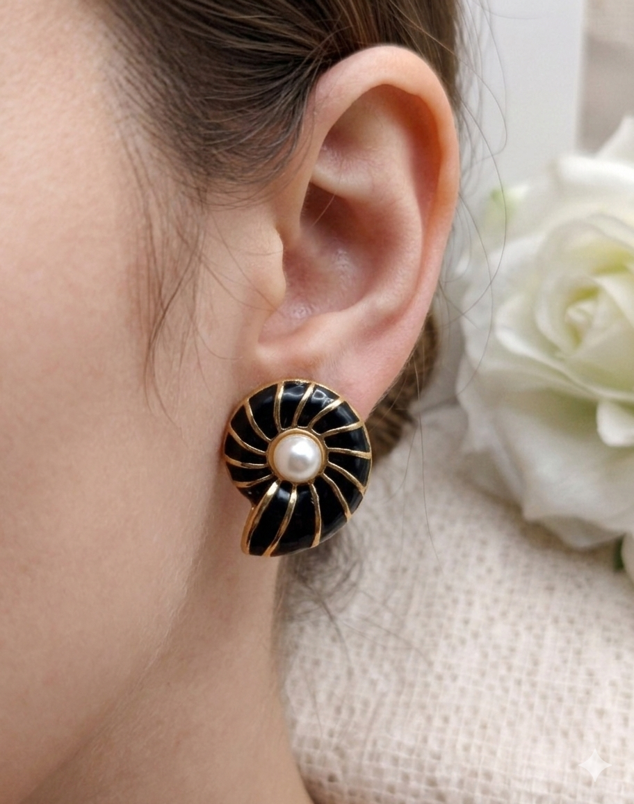 Anti Tarnish_Black Enamel snail-shaped Stud Earrings