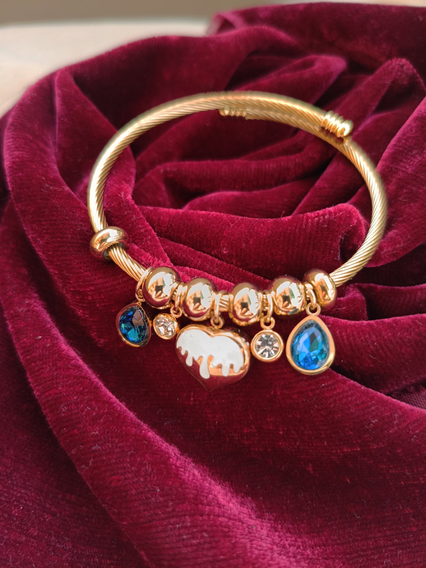 Gold Plated_Twisted Cable Bracelet with Heart Charms