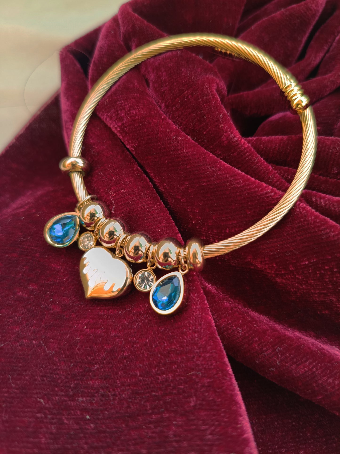 Gold Plated_Twisted Cable Bracelet with Heart Charms