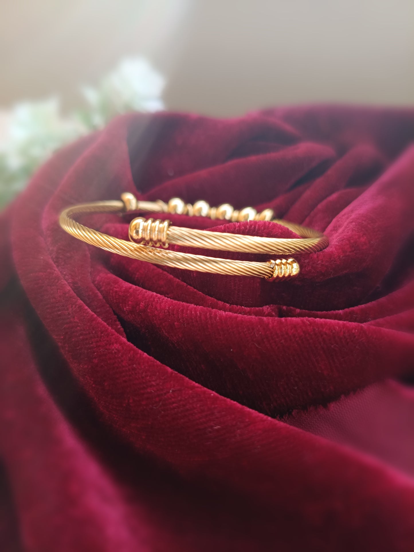 Gold Plated_Twisted Cable Bracelet with Heart Charms