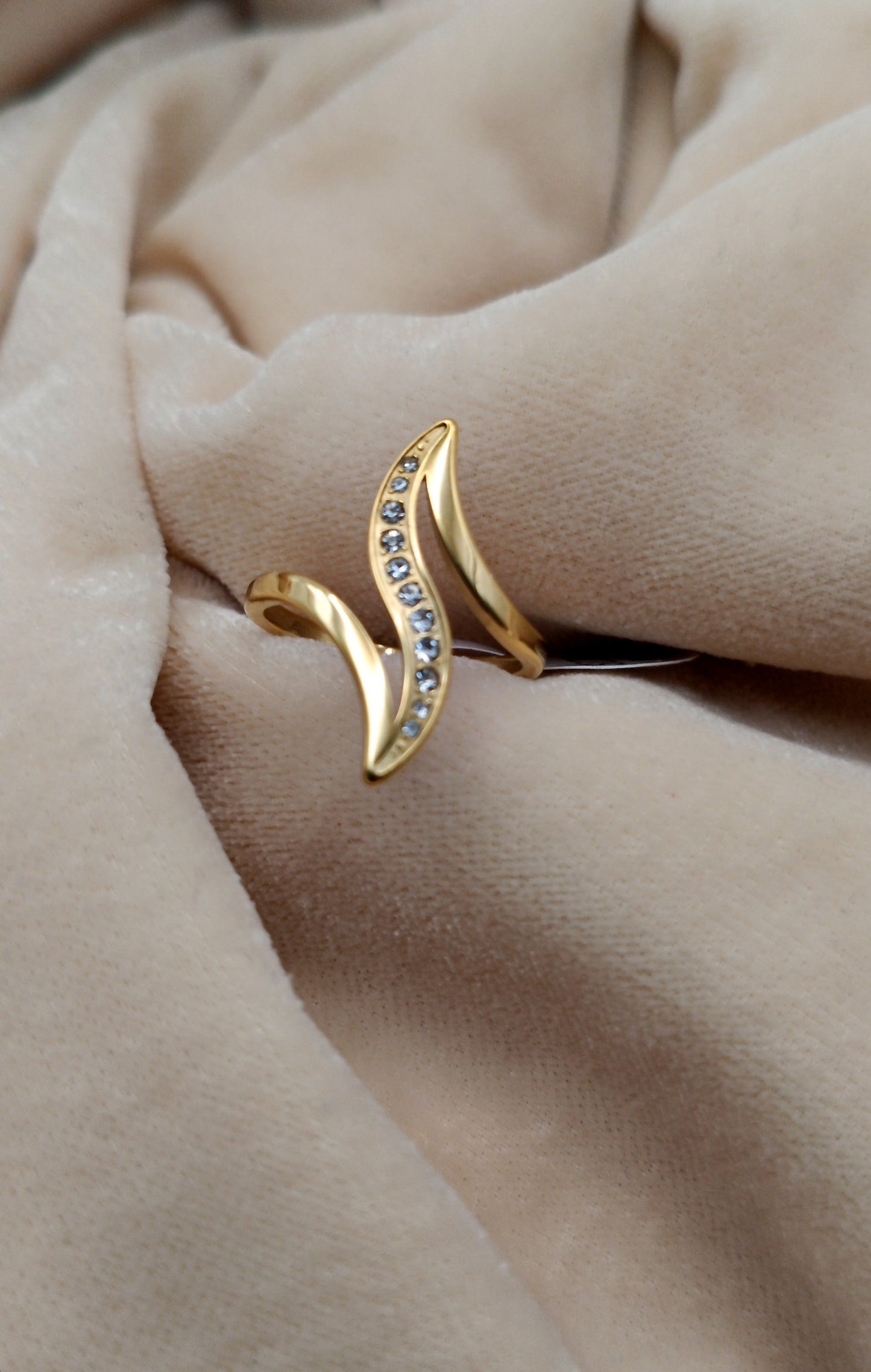Anti Tarnish_Gold Plated Diamond Stone Wave Ring