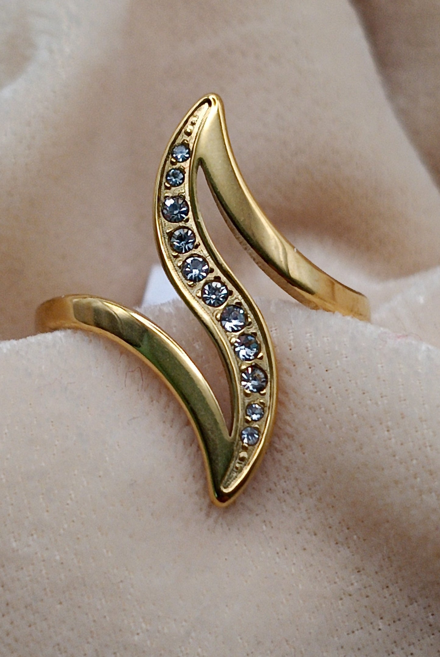 Anti Tarnish_Gold Plated Diamond Stone Wave Ring