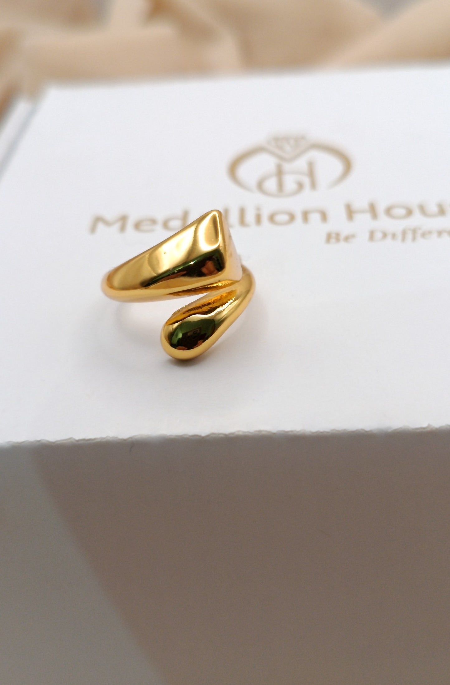 Anti Tarnish_Chunky Golden Knot Ring