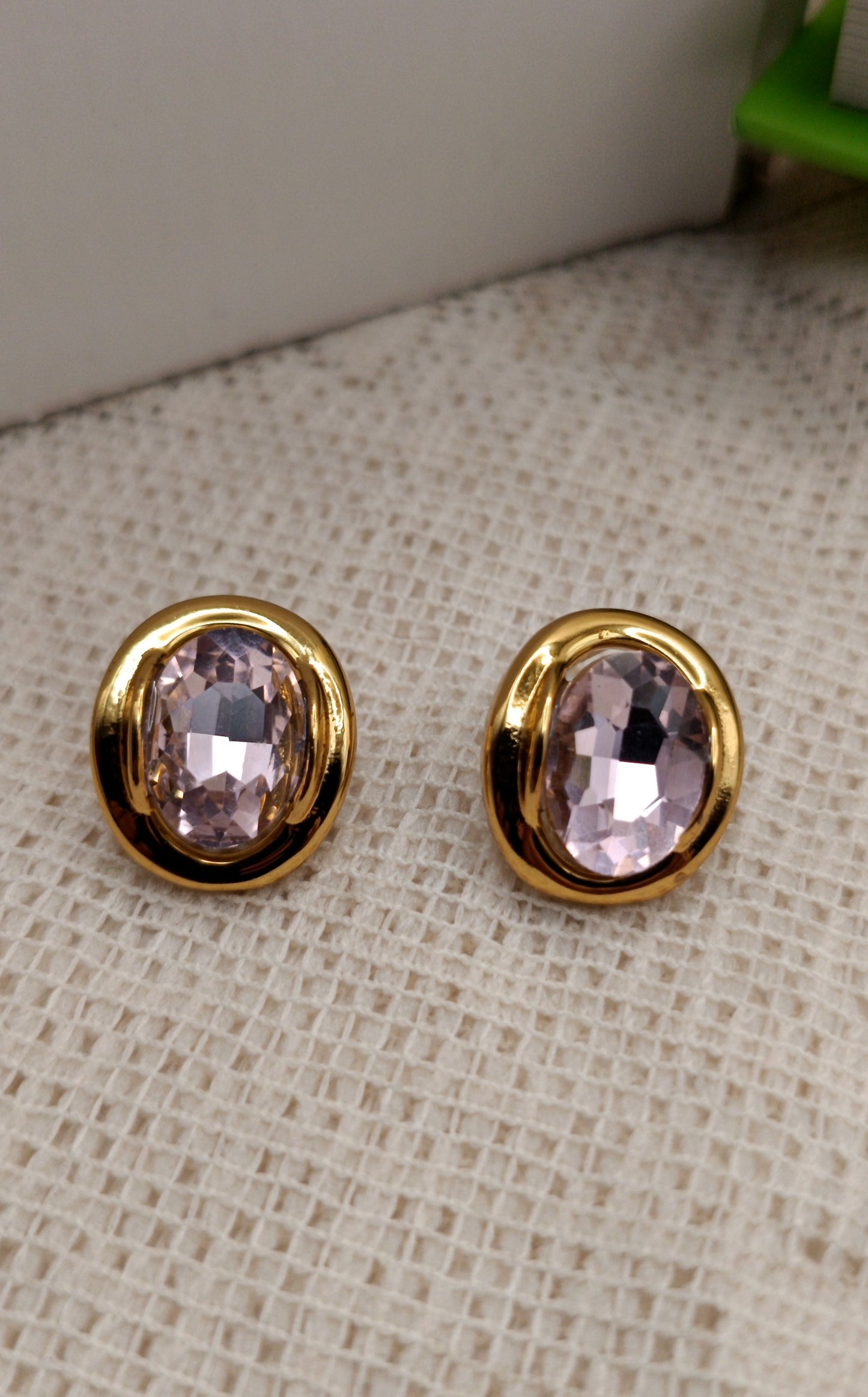 Anti Tarnish_Oval-shaped faceted stones Stud Earrings