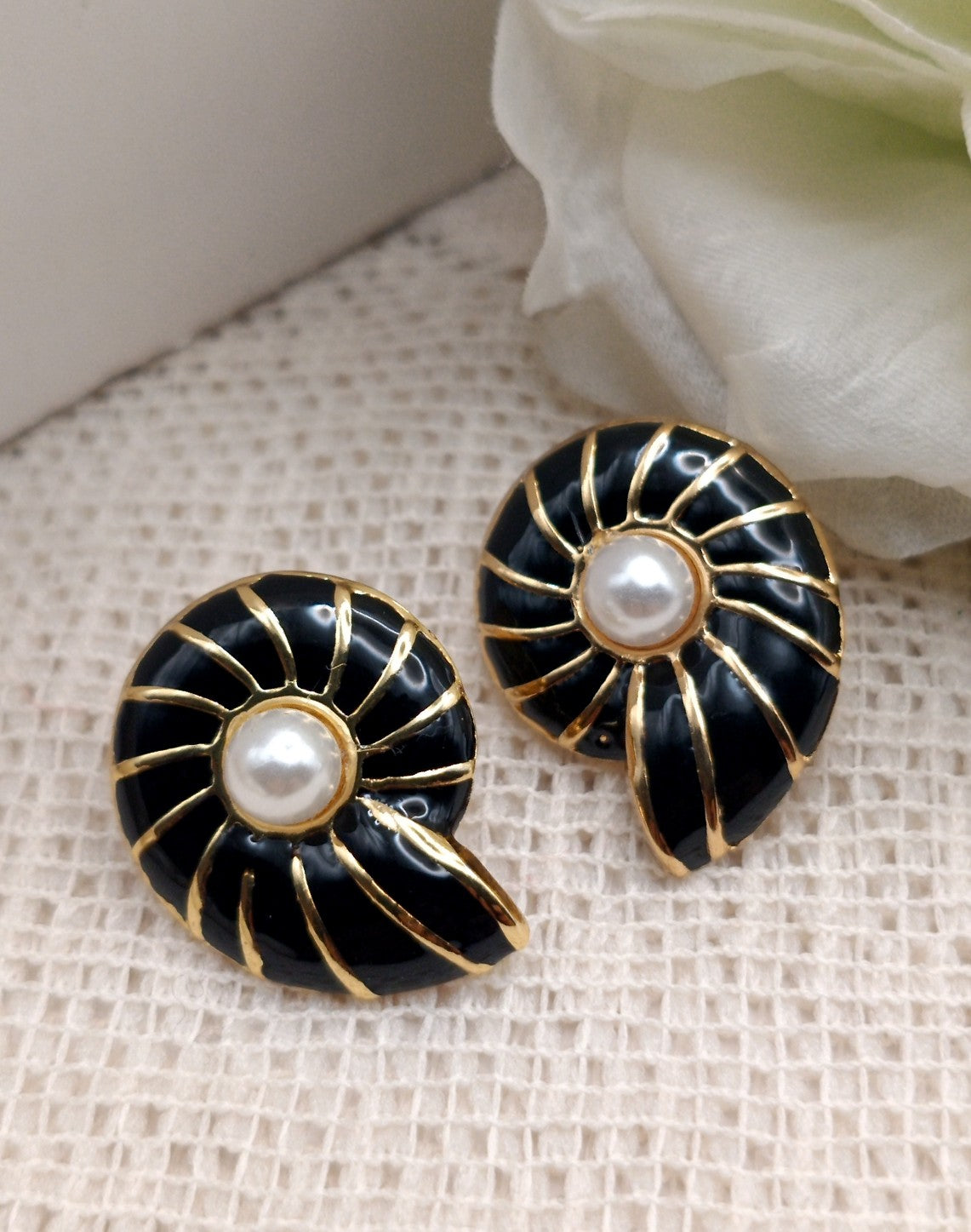 Anti Tarnish_Black Enamel snail-shaped Stud Earrings