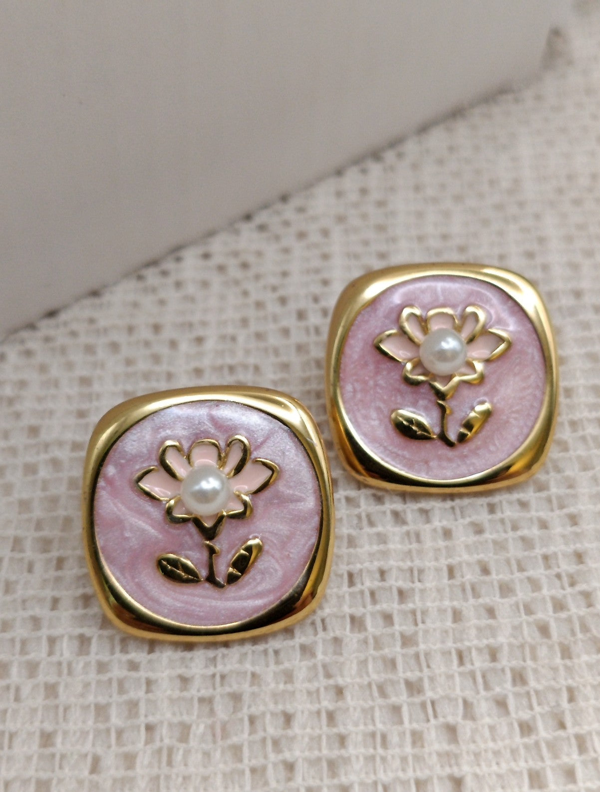 Anti Tarnish_Gold Plated Floral Antique Stud Earring