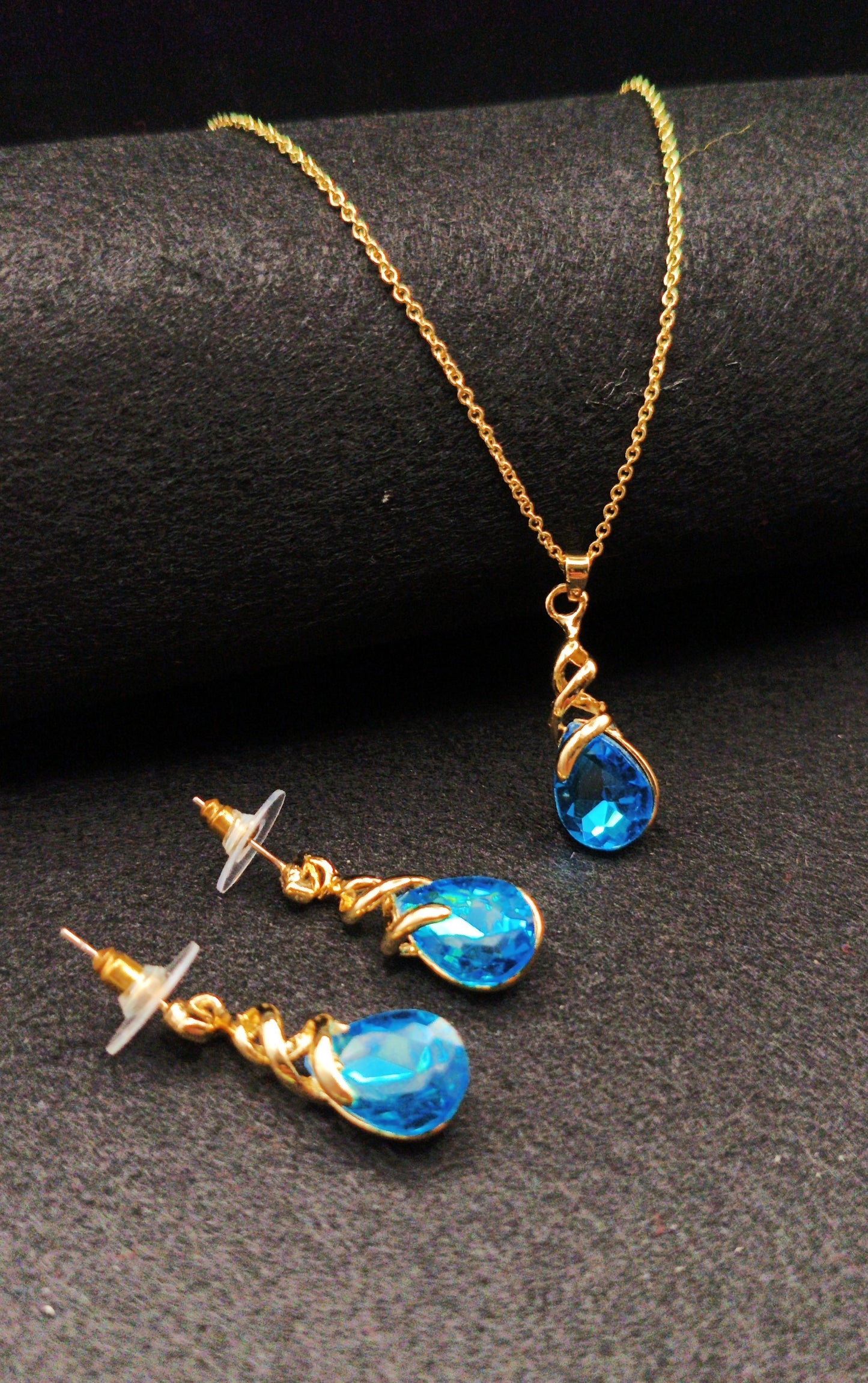 Anti Tarnish_Blue Topaz Teardrop Pendant Necklace Set