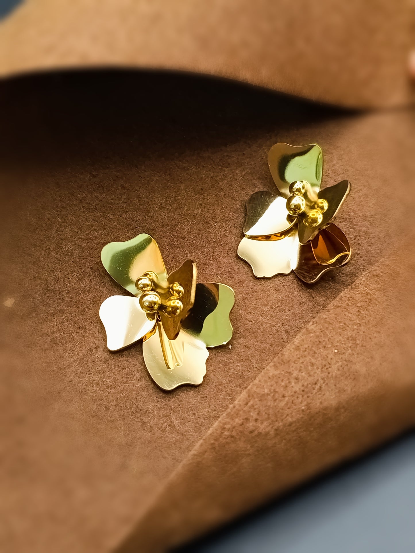 Anti Tarnish_Gold-Toned Flower Stud Earrings