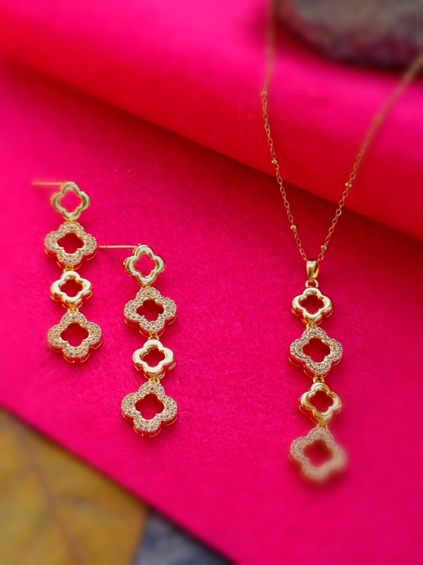 Anti Tarnish_Gold Plated Clover Pendant Necklace Set