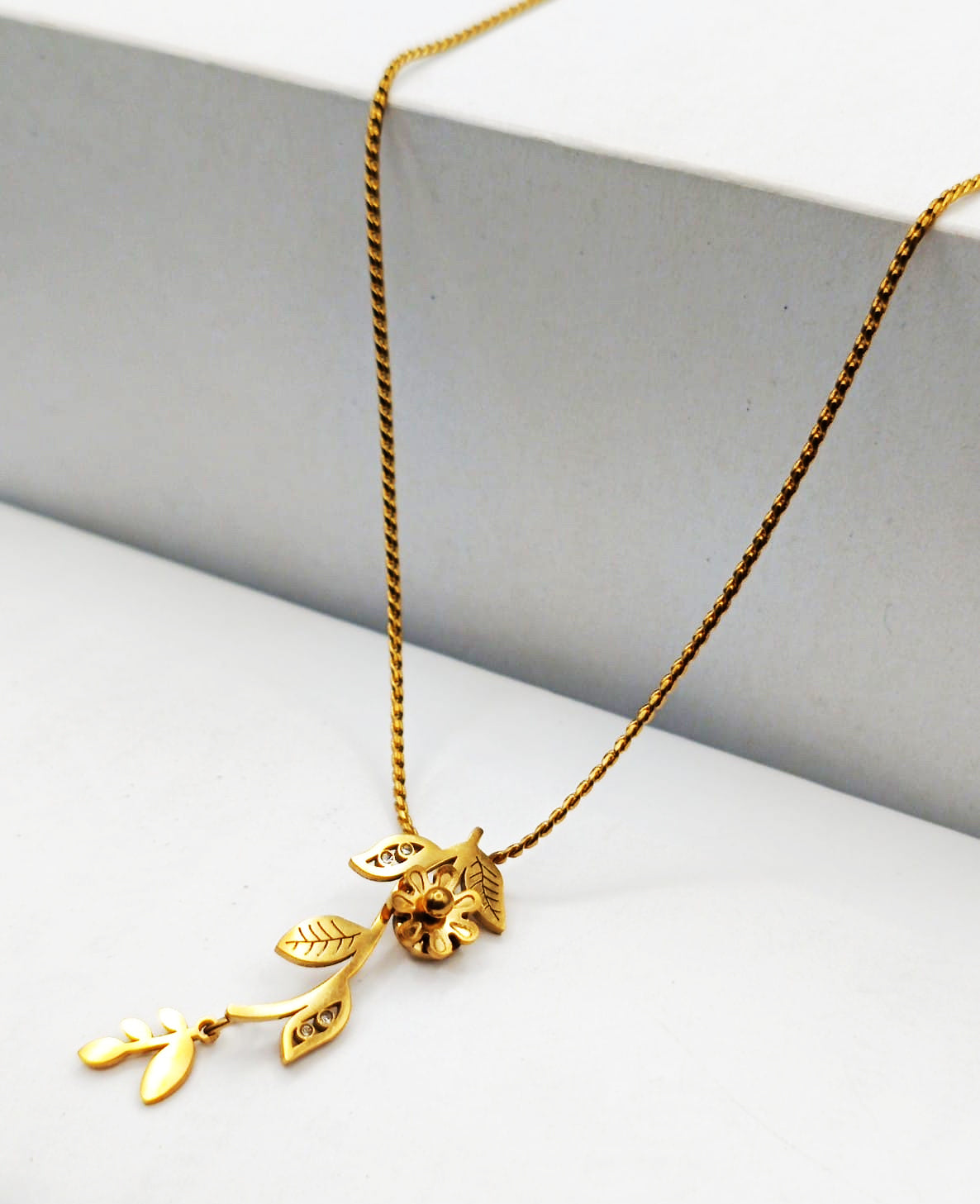 Anti Tarnish_Gold Plated Leaf Shape Pendant Necklace