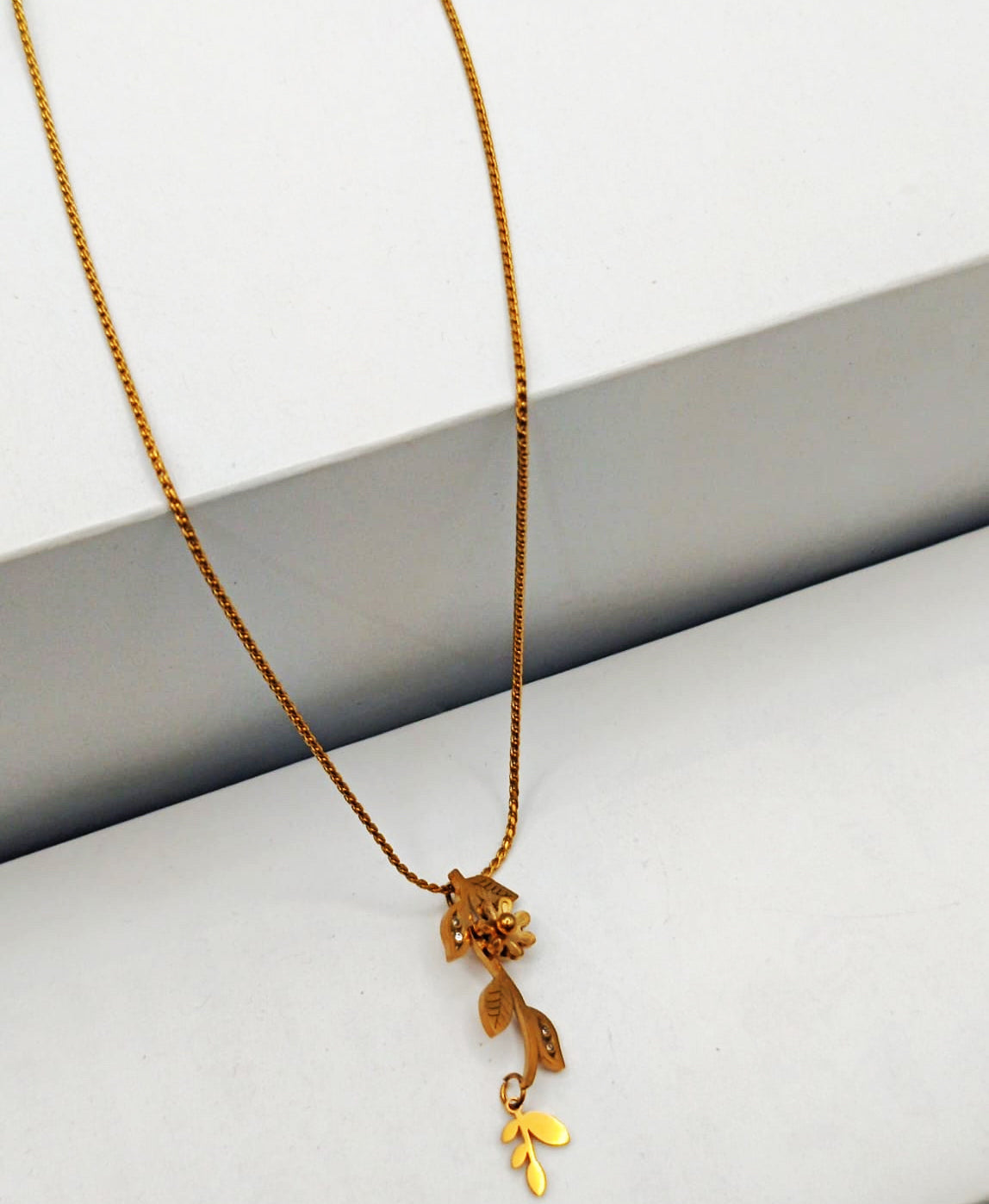 Anti Tarnish_Gold Plated Leaf Shape Pendant Necklace